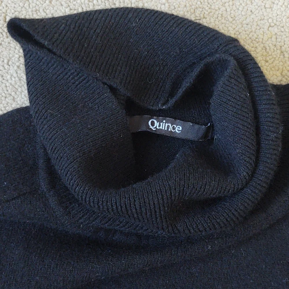 VGUC Quince black cashmere turtleneck sweater - Picture 2 of 5